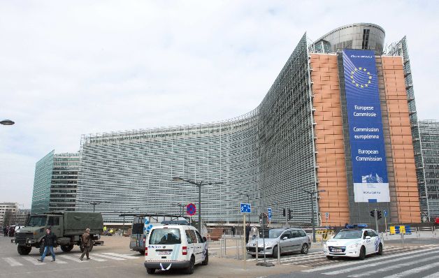 Vigilancia en la Comisión Europea. / EFE Vigilancia en la Comisión Europea. / EFE