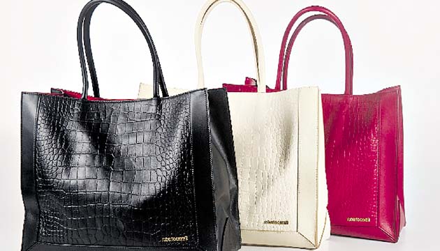 Roberto Cavalli. Si deseas salir y no dejar nada, este bolso es el indicado, ya que en él cabe de todo. La elegancia está en el material y el estampado de serpiente.