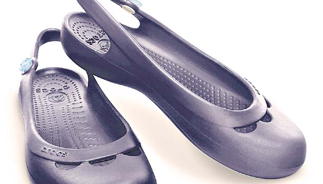 Crocs. Modelo Jayne, uno de los más cotizados de esta marca, en color azul con detalles de flor celeste en la parte de atrás, en la correa. ¡Siéntete “fashion”!