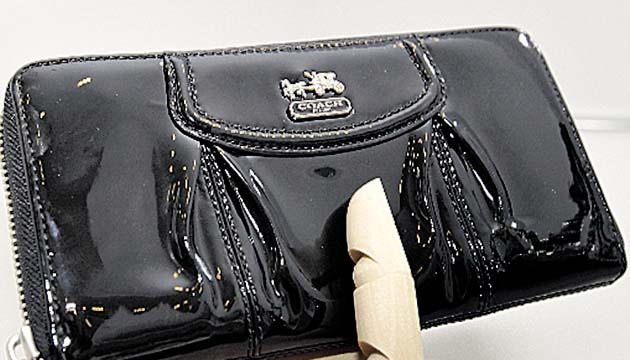 Coach. Porque el color negro no pasa de moda y combina con todo lo que te pongas, la prestigiosa firma lanzó este “clutch” de charol sencillo pero moderno.