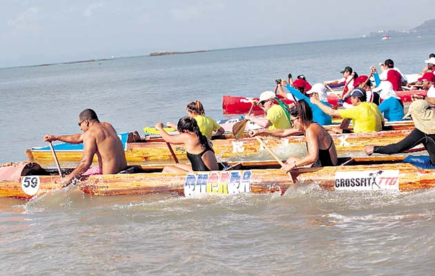 Decenas de cayucos invadieron las tranquilas aguas de la playa Veracruz cuando se dio el pitazo de la partida. En ese instante se pudo apreciar que todos los remadores luchaban por tomar la delantera. (Anayansi Gamez)