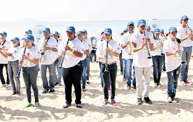 Integrantes de la banda de música del Colegio Moisés Castillo Ocaña, de La Chorrera, quienes representaron a Panamá en la Parada del Día de Año Nuevo, en Inglaterra, amenizaron el evento. (Anayansi Gamez)