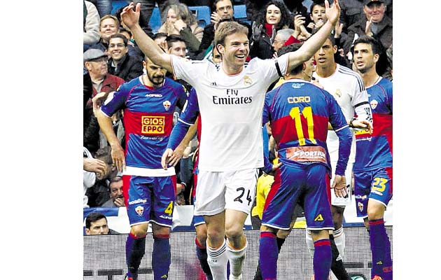 Asier Illarramendi, del Real Madrid, festeja su anotación.(EFE)
