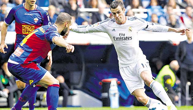 Gareth Bale (dcha.), del Real Madrid, será titular en este duelo.