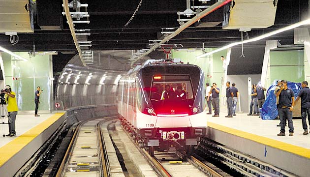 El Gobierno invierte más de 1,880 millones de dólares en la construcción de un ferrocarril metropolitano que atravesará la ciudad de Panamá. Este es una de las megaobras que se ejecutan en la actualidad y que concluirá este año.