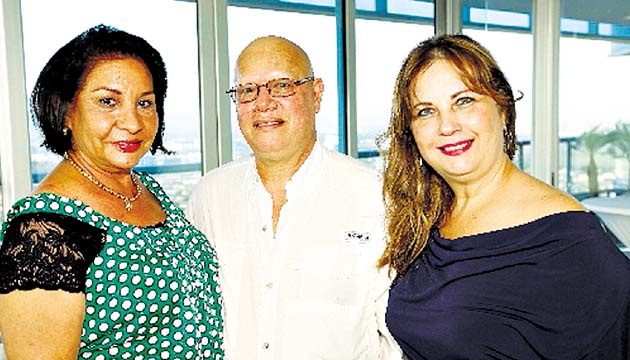 2. Yara Torrazza, René Torraza y Karla de García.