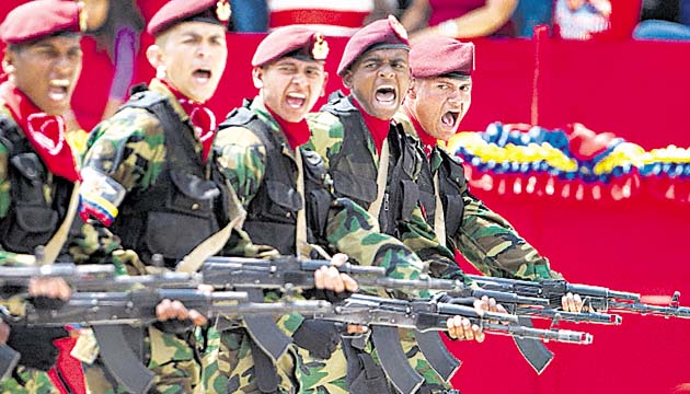 Fuerte despliegue militar cuando el país está en crisis económica.(EFE)