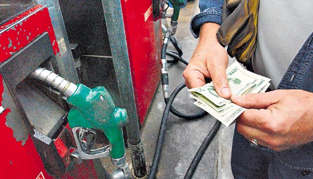 El costo del combustible influye en las tarifas.(Archivo)