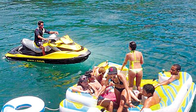 Las embarcaciones cuentan con flotadores y juegos acuáticos.