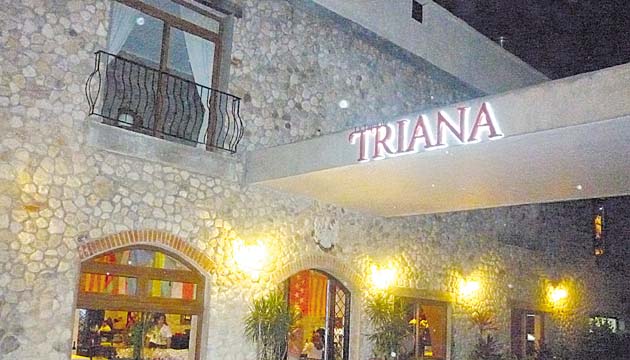 El restaurante tiene la fachada al estilo toscano, así como todo el complejo hotelero de Los Mandarinos.
