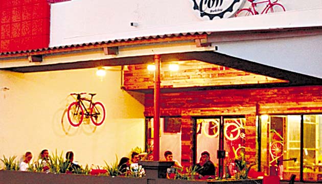 Bikes and Coffee. Especialidad: internacional, Dirección: PanCanal Plaza, donde se encuentra el supermercado Rey de Albrook.