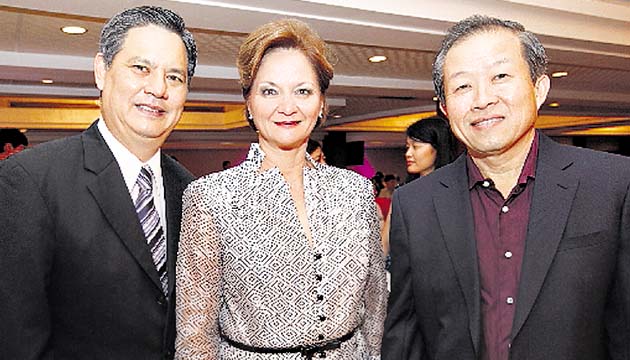 2. Daniel Wong, Mónica de Wong y Alejandro Lee.