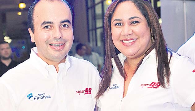 6. Jonathan Alvarado y Angelis Ayala.