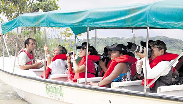 La lancha que realiza esta expedición sale a diario desde el hotel Gamboa Rainforest Resort.