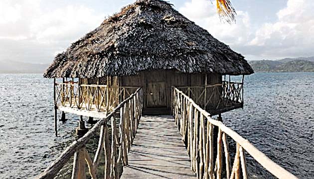 Yandup Island Lodge, San Blas. Es una isla privada rodeada por arrecifes de coral, con una pequeña playa con arena blanca y agua cristalina. Aquí las cabañas miran hacia el mar.
