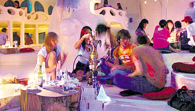 Las jornadas grupales de pipas narguile se popularizan en Panamá.(Archivo )
