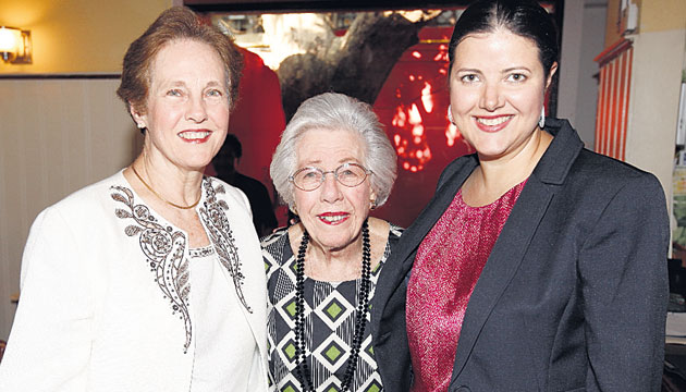 3. Bera Collins de Sanin, Inga Collins y Karina Sanin de Tsokonas.