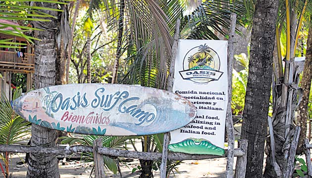 La entrada a Oasis Surf Camp ubicada en la pequeña isla de El Estero.