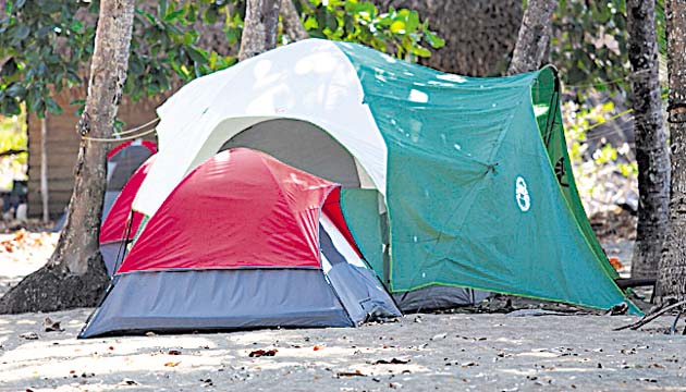 Acampar. Se puede hacer “camping” con toda confianza en este sector. Existen terrenos planos frente al mar, perfectos para la actividad, y el precio es de $8 por tienda de campaña.