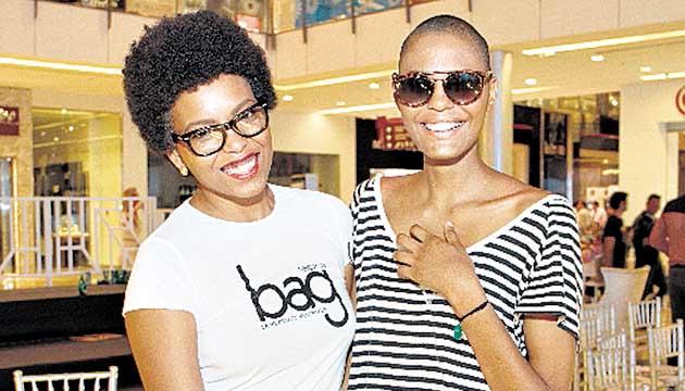 4. Tania Lee y Roshni Copriz.
