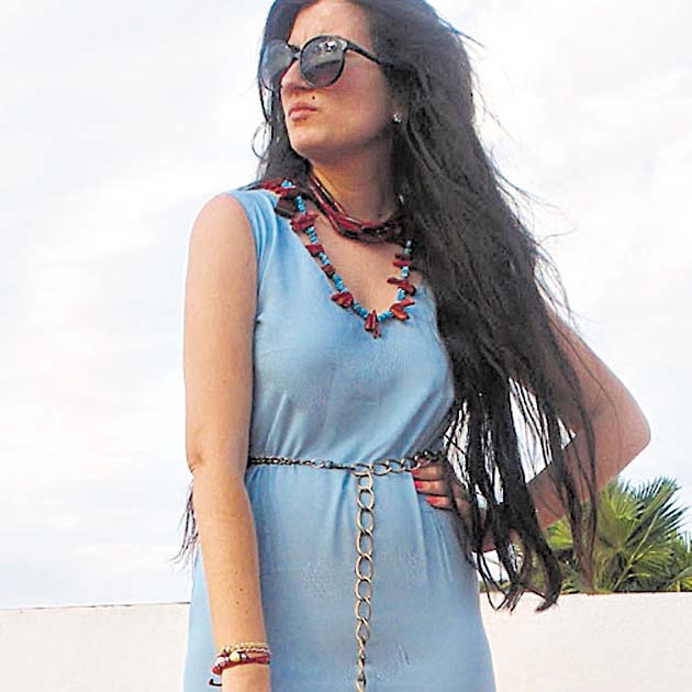 Azul celeste. Se pueden mezclar los tonos vibrantes o tierra de los accesorios con el pastel del vestido coctel, en este caso, este azul celeste. Brinda luz a la silueta.