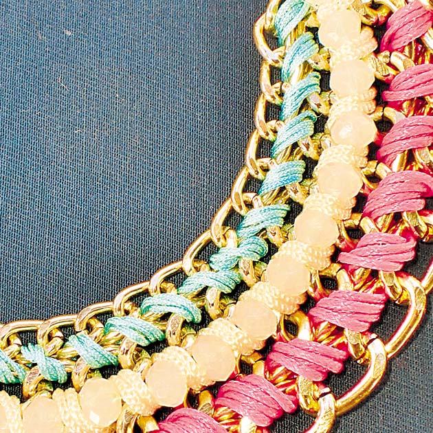 Romántica. Los collares y pulseras de cadenas —elaboradas a mano— son las preferidas. Aquí también abundan estos tonos.