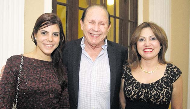 2. Rossana de la Fuente, Homero Velásquez y Lidia de Peregrina.