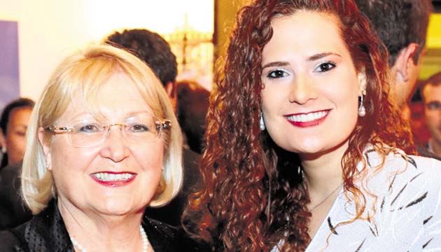 6. Ivana de Medrano y Ana Alicia de Medrano.