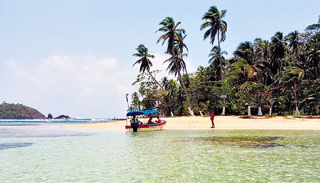 La playa de Isla Mamey tiene poca profundidad, lo que la hace apta para toda la familia.