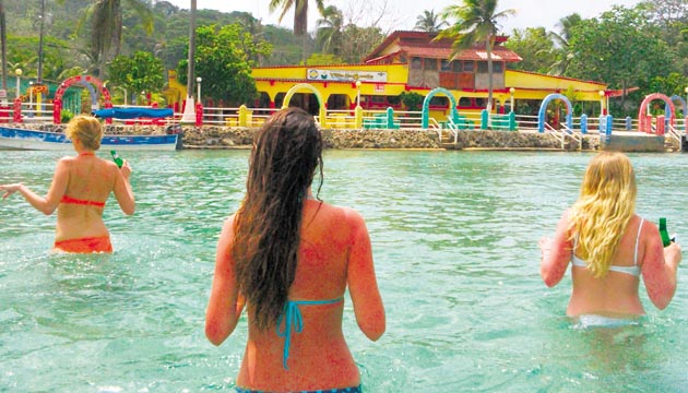 En las casas y hoteles de Isla Grande se aprecia el colorido típico del Caribe.