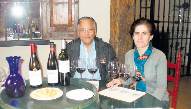 Aníbal Villa-Real, junto a Petri Ruiz, encargada de las relaciones públicas de la bodega.