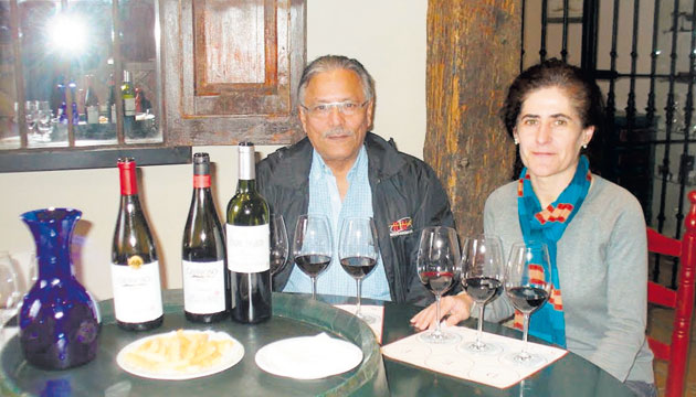 Aníbal Villa-Real, junto a Petri Ruiz, encargada de las relaciones públicas de la bodega.