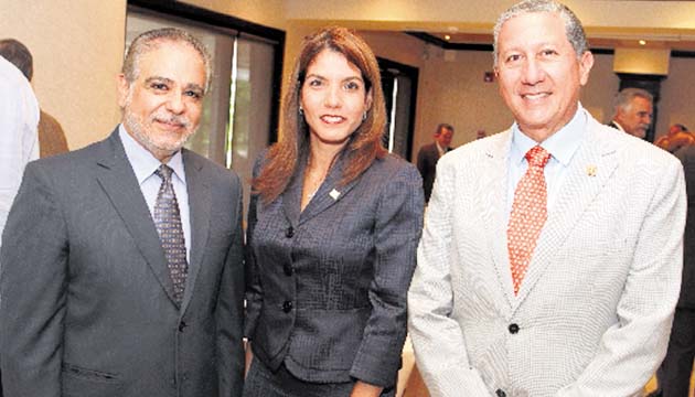2. Rodolfo Sabonge, Aida Michelle De Maduro y Willys Delvalle.