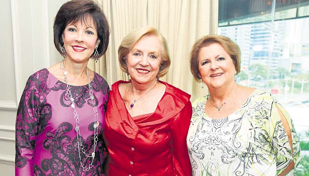 12. Ivonne de la Lastra, Julita Sucre y Marisol de Francolini.