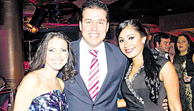 3. Gonzalo González, de Platinum Insurance, Agencia Mapfre del Año, junto a colaboradoras.