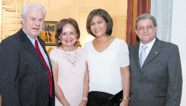 2. Nils Petterson, Mariela Sagel, Gisela de Paterne y Arman Paterne.