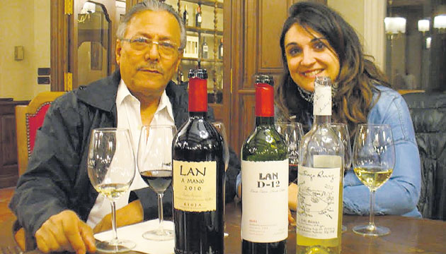 Aníbal Villa-Real junto a Laura Gorostiza, del departamento de Relaciones Públicas de la empresa.