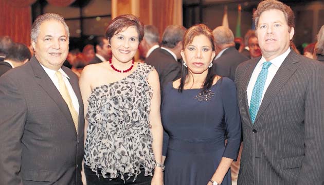 4. Giovanni Cerabona, Titi Lasso de La Vega, Emma Champion y Glen Champion.