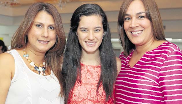 3. Marianela Reyna, Ana Cristina Echeverría y Lizmat Echeverría.