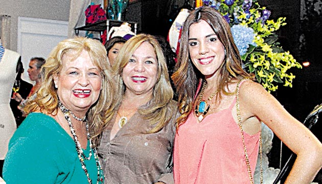 4. Stella Gutiérrez, Maricarmen Mun y Victoria Castrillón.