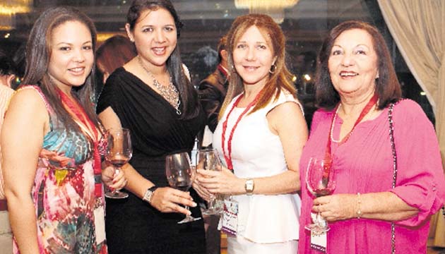 2. Anna Castillero, Ana Luisa Peralta, Lianne Ducruet y Stella de Ducruet.