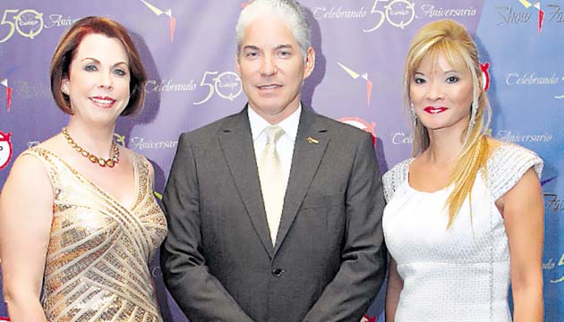 6. Elisa de Gómez, Severo Sousa y Xenia Kwai Ben.