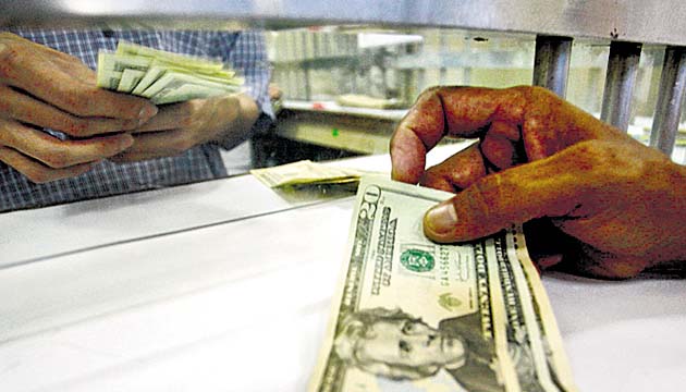Trabajadores deben ganar lo suficiente para poder ahorrar.(Bloomberg)
