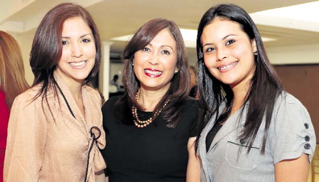 9. Mónica Morales Domínguez, Vielka Domínguez y Madelene Moscoso.