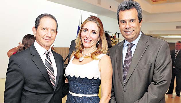 12. Manuel Antonio Eskildsen, Patricia Tello-Vallarino y Carlos Trosch.