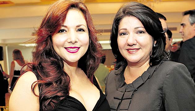 13. Melitzel Herrera de Carbonell y Siria Santos.