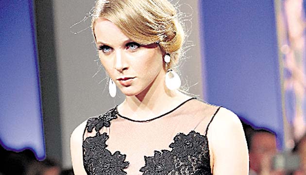13. Una modelo desfila con un vestido de la colección de Lupita Barriga.