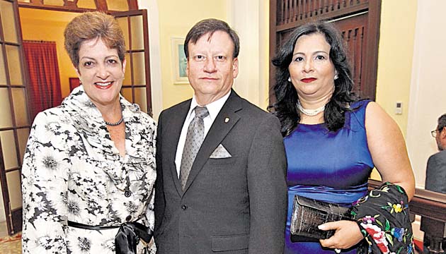 3. Patricia Arias, Miguel Lecaro y Eneida de Lecaro.