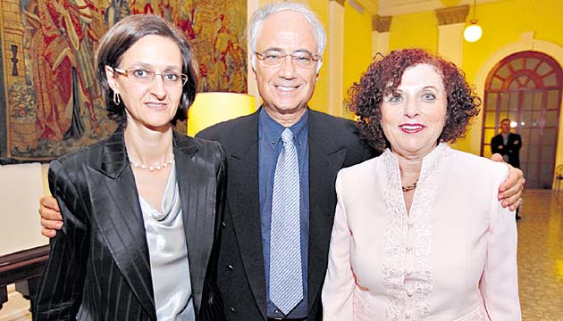 7. Alejandra Bologna, Galexander Galilee y Hanna Galilee.