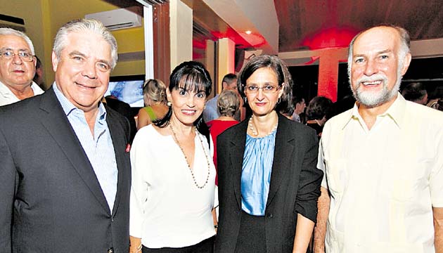 11. Fernando Aramburú, María Luisa de Aramburú, Alejandra Bologna y Jonathan Farrar.